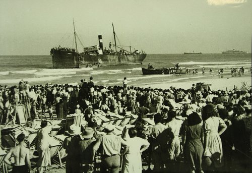 SS Parita refugee ship beached at Tel Aviv with crowd of new arrivals, August 1939